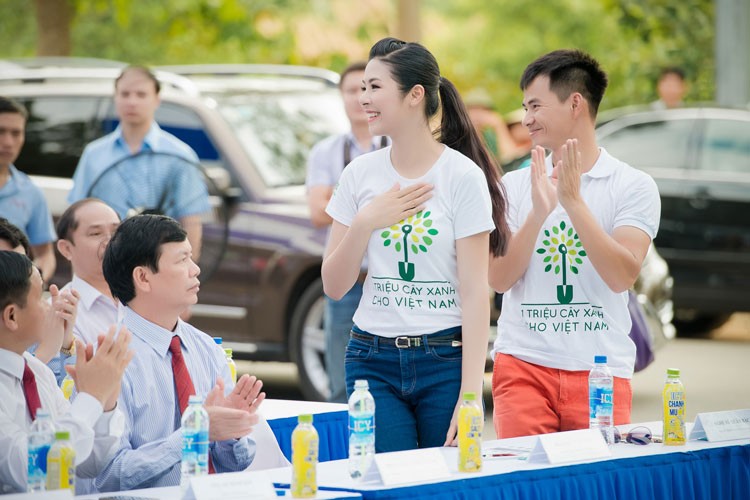 Hoa hau Ngoc Han gian di van dep rang ngoi-Hinh-2